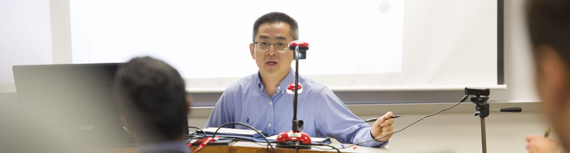 Dr. Yuan Meng listens as a student asks a question. Meng来到Cedarville之前曾在奥本大学和拿撒勒山弗农大学学习.