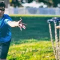 Studentplayingdiscgolf