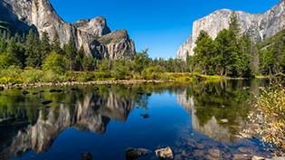 在约塞米蒂国家公园的默塞德河上，El Capitan、Half Dome和Bridalveil瀑布映出了倒影.